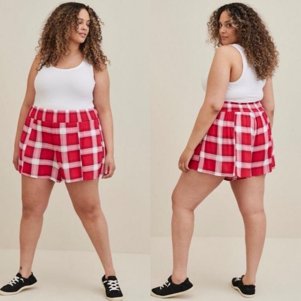 ✨2/$22✨Torrid red plaid shorts size 2 NWOT